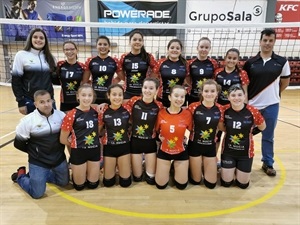 Equipo cadete del CV. La Nucía que ha conseguido el ascenso, del que forma parte Alejandra Riera