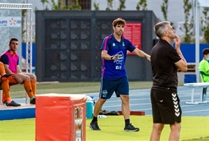 El entrenador del Atzeneta, David Albelda, dando instrucciones durante el aprtido.