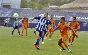 Óscar Díaz del Alcoyano disputando un balón a al defensa del Atzeneta