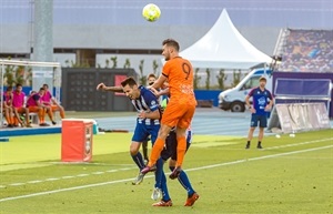 Fran Chico ganando un balón por alto a la defensa alcoyana