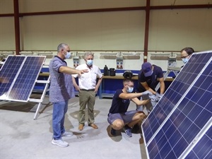 Serafín López, concejal de Empleo junto a Jose Fernando Iborra, profesor del curso en el aula de formación del Curso de Fotovoltaica