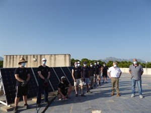 Los alumnos del curso junto a una de las instalaciones que utilizan para la formación