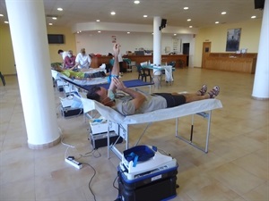 Los requisitos generales para donar sangre es ser mayor de 18 años y menor de 65 años y pesar más de 50 kilos