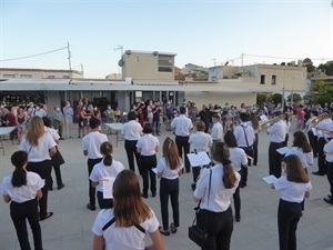 Vecinos y vecinas se dieron cita en la plaça dels Músics para aplaudir a la banda