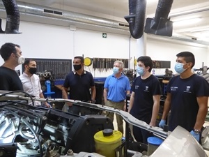 Profesor y alumnos del curso junto a Antonio Piñera, Serafín López, concejal de empleo y Bernabé Cano, alcalde de La Nucía