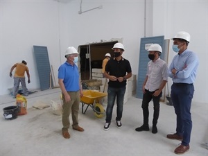 Los concejales Miguel A. Ivorra y Serafín López junto a Bernabé Cano, alcalde de La Nucía visitando las obras