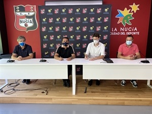 Antonio Gallego, presidente de la Fundación Lucentum, Daniel Adriasola, vicepresidente del club, Sergio Villalba, concejal de Deportes de La Nucía y Bernabé Cano, alcalde de La Nucía en la firma del convenio