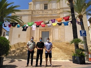 Alejandro Morcillo, pte. Majorals 2020- Penya La Gorra-Espardenya junto a Cristóbal Llorens, concejal de Fiestas y Bernabé Cano, alcalde de La Nucía