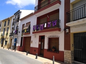 Los balcones de muchas casas lucen les samarretes de les penyes