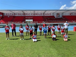 Pere Roc II, que dirigió este Campus, junto a los participantes, el concejal de deportes, Sergio Villalba y Bernabé Cano, alcalde de La Nucía