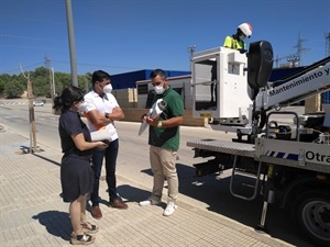 Paula Ferrer y Miguel Cano, técnicos de CITELUM junto a MIguel A. Ivorra, concejal de Urbanismo