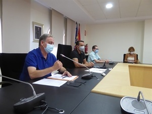 Juan Rosa, profesor de la UA y coordinador del equipo redactor de la RPT, junto a Bernabé Cano, alcalde de La Nucía, el secretario Vicent Ferrer y Mª Jesús Jumilla, concejala Personal