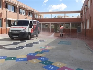 Baldeo del patio del Colegio Sant Rafel