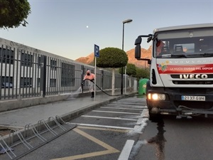 Durante esta semana se ha actuado intensamente en las aceras colindantes a los centros educativos