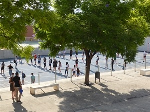 Las clases de 4º ESO en el patio del IES La Nucía