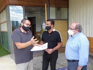 Fernando Borrás, pte. Tribunal nº 3 de selectividad de la UMH  junto a Pedro Lloret, concejal Seu Universitària y Bernabé Cano, alcalde de La Nucía