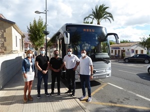 Mª Jesús Jumilla, concejala de Juventud, Carlos Casado, pte. ABEU, Bernabé Cano, alcalde de La Nucía, Sergio Villalba, concejal Educación y chófer de VECTALIA