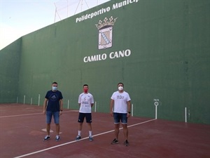 Juan Vicente Berenguer, pte. Club Pilota Valenciana de La Nucía junto al pilotari profesional Pere Roc II y Sergio Villalba, concejal de Deportes