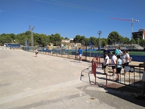 Algunos jóvenes alumnos de la Escuela de Pilota estuvieron siguiendo este primer entrenamiento