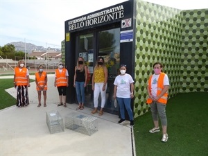 Algunas de las voluntarias que participan en esta campaña junto a Ana María Otero, técnica del departamento y Jessica Gommans, concejala de Protección Animal