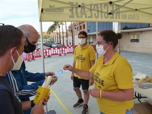 En la carpa trataban de resolver todos las dudas sobre dónde depositar cada envase