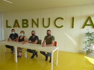 El acuerdo se ha firmado esta mañana en el Lab_Nucia con la presencia de Manoli Romero, pta AMPA IES, Juan Andrés Montiel, pte. AECNU y los concejales Frederik Herweijer y Sergio Villalba