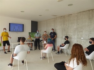 Lina Cano, pta. AECC de La Nucía, junto a los concejales Sergio Villalba y Manolo Alcalá, durante la charla para los alumnos del Instituto en el Ecoparque