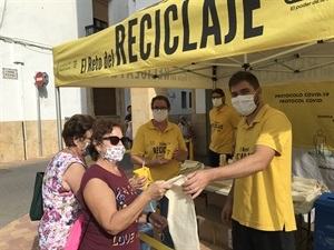 Durante la mañana de ayer martes la carpa del Reto del Reciclaje estuvo en la plaça Major con actividades lúdicas para l@s vecin@s