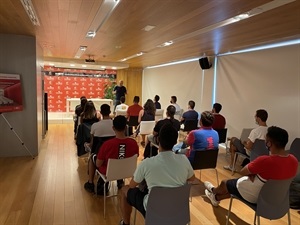 Marcelo Mussi, técnico de deporte, explicando el funcionamiento interno