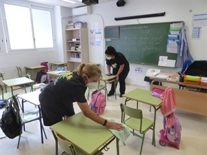 Limpieza de una de las aulas del Colegio Sant Rafel