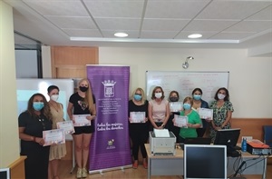 Elena Criado, formadora del curso y Gemma Márquez, concejala de Igualdad junto a las participantes del curso en el grupo de martes y jueves