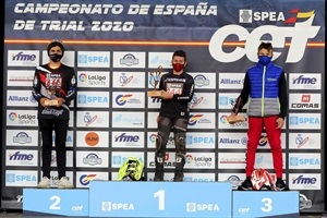 El piloto nuciero Marcos Combarro, con sólo 11 años, en lo más alto del podium del nacional de Trial