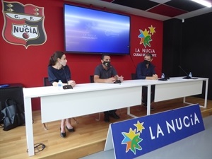 Paula Franco, vocal de cultura del CTAA, José Luís Campos, Arquitecto Estudio Crystalzoo y Bernabé Cano, alcalde de La Nucía en el Estadi Olímpic