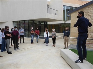 Mª Jesús Jumilla, concejala de turismo y Beatriz Pérez Hickman concejal de Tercera Edad han acompañado en la visita a La Casilla a los arquitectos