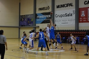 Salto inicial del encuentro en el Pabellón Municipal Camilo Cano