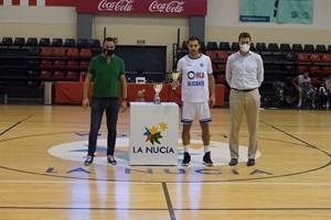 El capitán Llompart recogió el trofeo de subcampeones