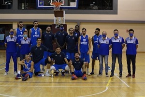 La plantilla del CB Almansa con el trofeo de campeones del I Toreno de Baloncesto de #LaNuciaCiudadDelDeporte