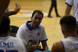 Pedro Rivero, entrenador HLA Alicante, dando instrucciones en un tiempo muerto