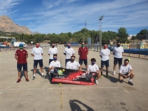 Vicent Molines, entrenador de la Selecció de Pilota Valenciana y Marcos Naya, segundo entrenador, junto a los jugadores convocados