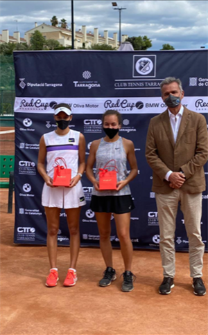 Lucía Llinares y Claudia de las Heras con su trofeo de campeonas en "dobles"