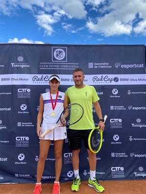 Lucía Llinares junto a su entrenador Richard Escudero, tras finalizar el torneo