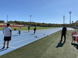 Sergio Villalba, concejal de Deportes y Educación en el inicio de los talleres de atletismo