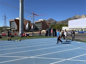 Durante esta clase de “iniciación al atletismo” que imparten los monitores del Club de Atletismo los alumnos practicarán diferentes modalidades del atletismo