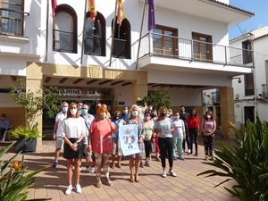 Usuarios de AFEM junto a Pompe Muro, pta. AFEM, Gemma Márquez, concejala de Igualdad, María Jesús Jumilla, concejala de Juventud y Beatriz Pérez Hickman, concejala de Bienestar Social