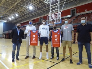 La presentación de las equipaciones contó con los jugadores Arturo Fernández y Olle Stümer, junto a  Toni Gallego, pte HLA Alicante-Fund. Lucentum, Álvaro Martínez, deleg. Sec. Federadas UA, Sergio Villalba, concejal Deportes y Bernabé Cano, alcalde La Nucía.