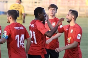 El CF La Nucía celebrando el gol de la victoria de Bora Barry