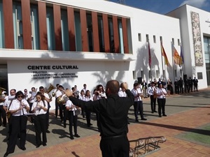 El "mestre" Ramón Lorente dirigiendo a la banda de la Unió Musical La Nucía