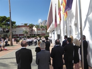 La corporación municipal escuchando a la Unió Musical La Nucía