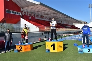 Podium masculino con 1º David Blay, 2º José González y 3º Alejandro Jiménez, junto a Sergio Villalba, concejal de Deportes