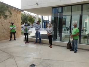 Beatriz Pérez Hickman, concejala de Tercera Edad junto a técnicos del Ayuntamiento esta mañana antes de iniciar la actividad